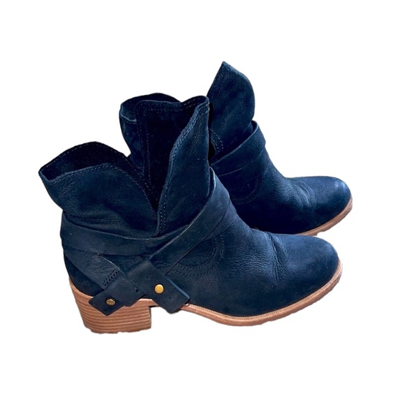 UGG Elora boot.  Black.  Size 7.  Womens boot. - Picture 2 of 10